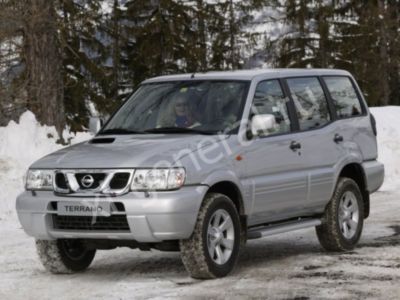 Лобовое стекло Nissan Terrano II